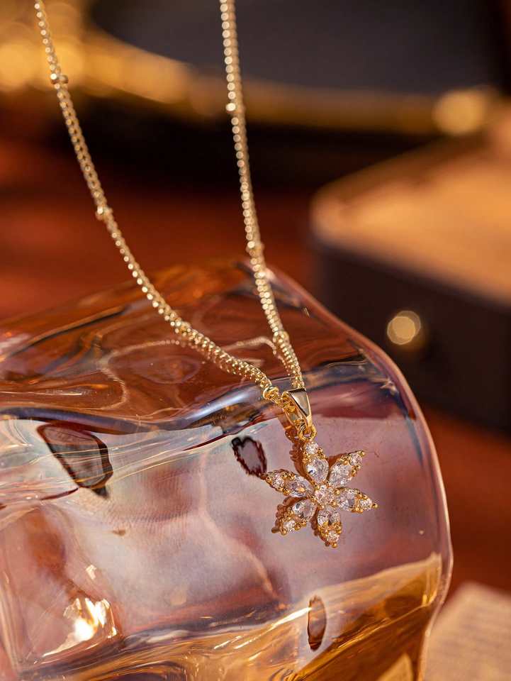 Luxury Wind Ladies Necklace Golden Six-valve Flower Pendant with Snake Chain